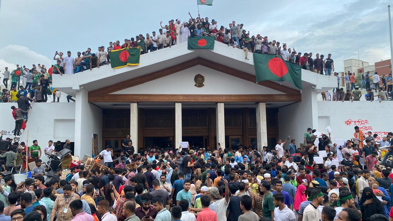 Binlerce göstericiyi konutuna gören Hasina, helikopterle kaçtı