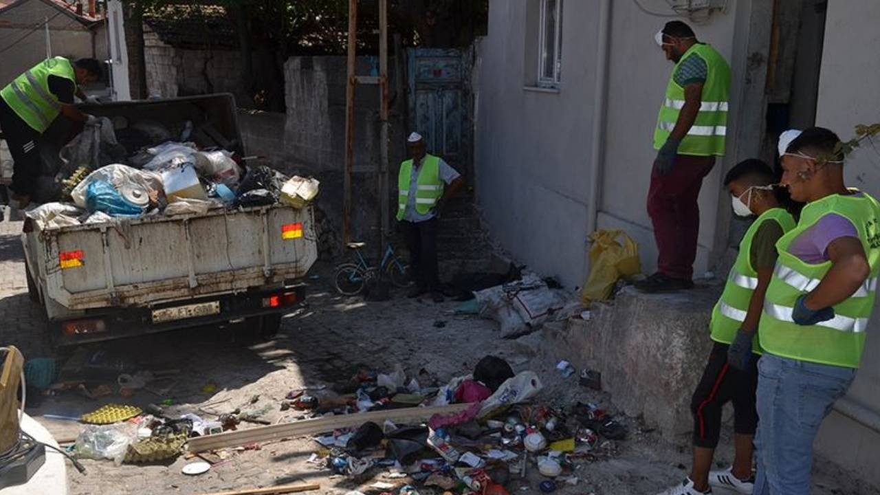 Kötü koku harekete geçirdi: Adana'da bir evden 15 kamyon çöp çıktı
