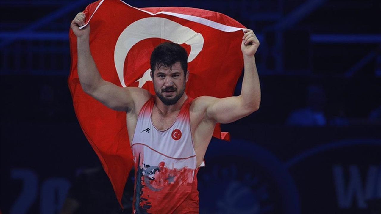 Milli güreşçi Ali Cengiz Olimpiyat Oyunları'nda son 16'da elendi; hala bronz şansı var