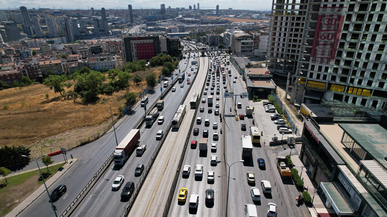 İstanbullunun trafik çilesi: 9 kilometrelik yol 1 saat 15 dakika!