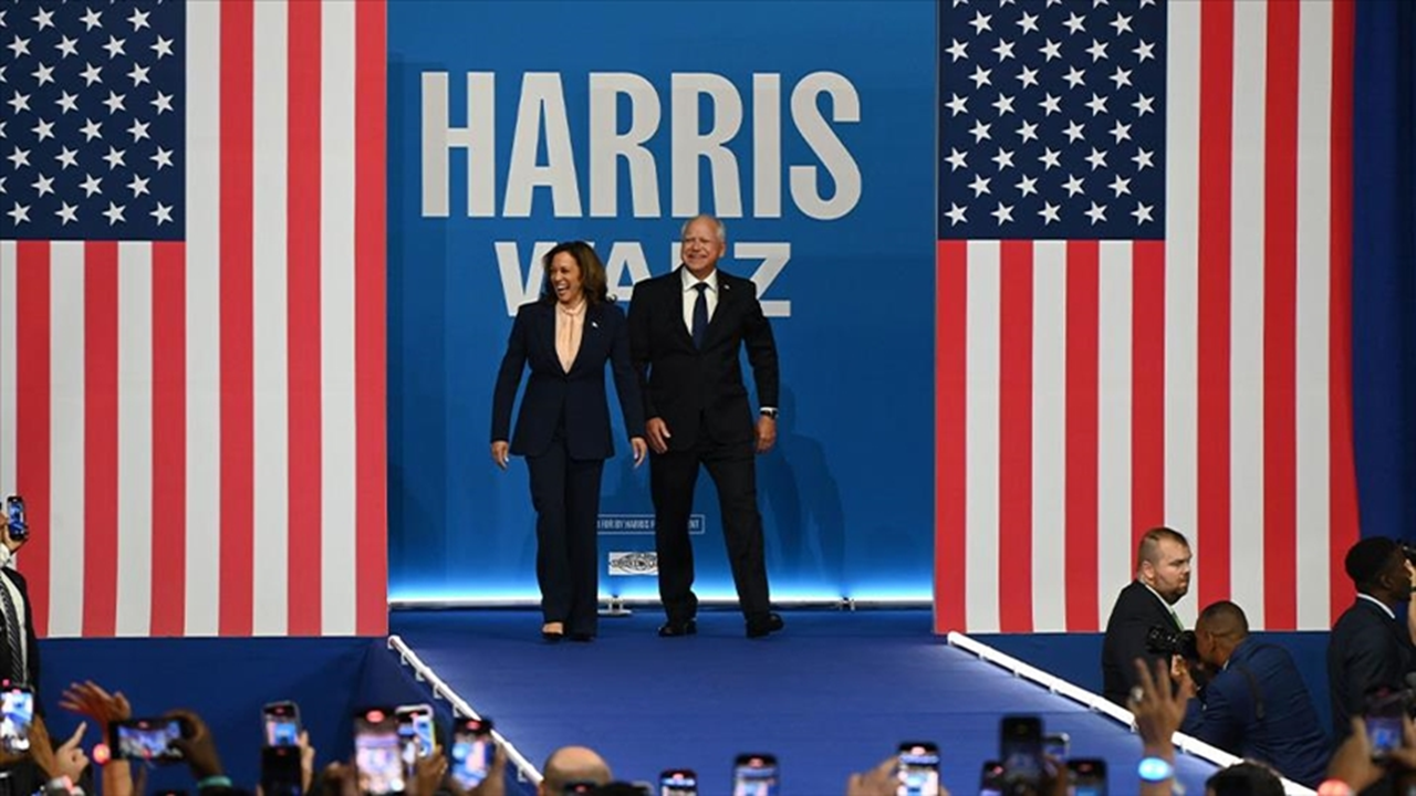 Harris ve Walz ikilisi, ilk 'gövde gösterilerine' imza attı