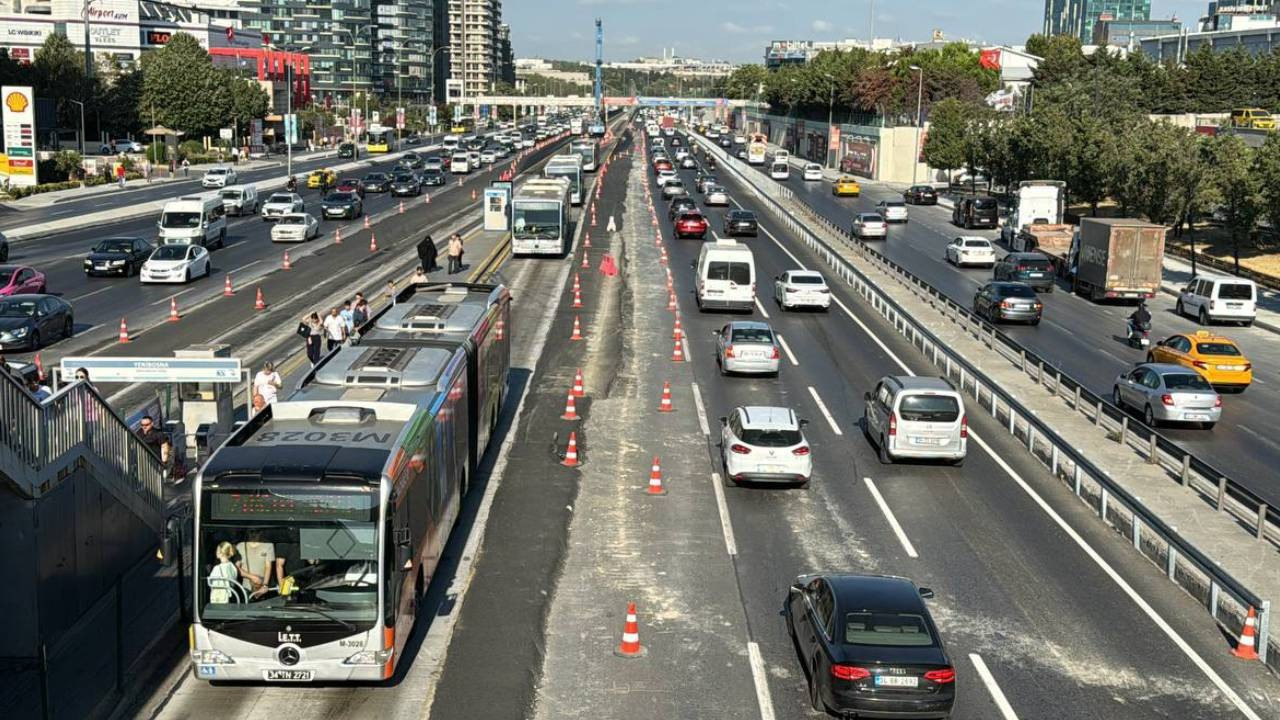 İstanbul'da metrobüs hattındaki çalışma trafiği aksattı: 45 gün sürecek - Dünya Gazetesi