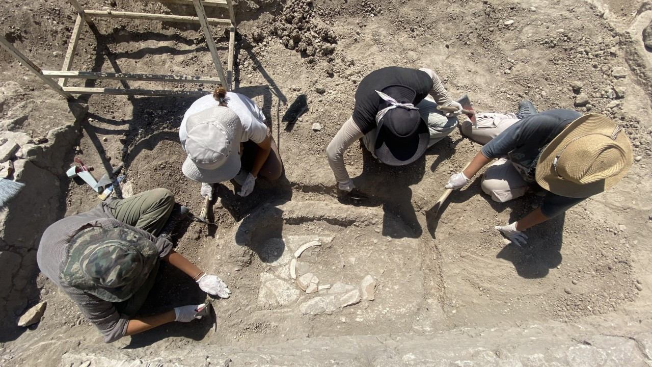 Apollon Smintheus Tapınağı'nda 1700 yıllık mezar bulundu