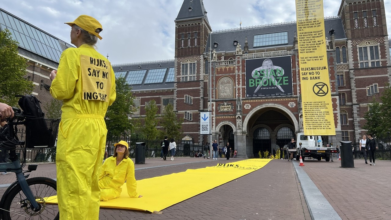 Amsterdam'da iklim aktivistleri, Hollanda'nın en büyük müzesi Rijksmuseum'un girişini kapattı