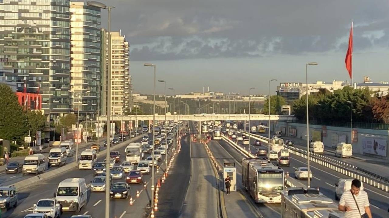 Okulların açılmasıyla İstanbul'da trafik yoğunluğu başladı