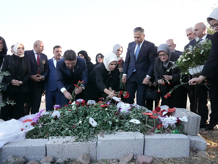 Üç Bakan Narin'in mezarını ziyaret ederek mezara karanfil bıraktı