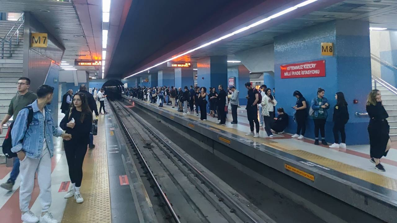 Ankara'da metro arızası: Duraklarda kuyrukla oluştu