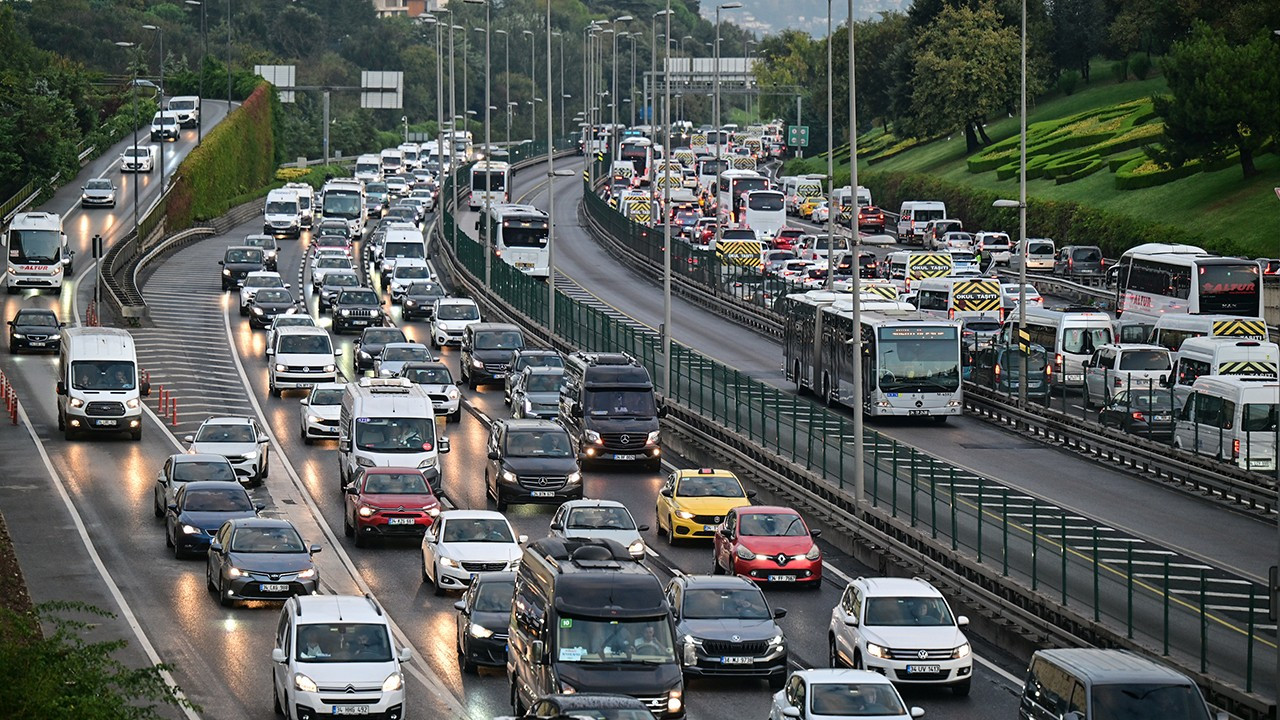 Haftanın ilk iş ve okul gününde İstanbul'da trafik yoğunluğu