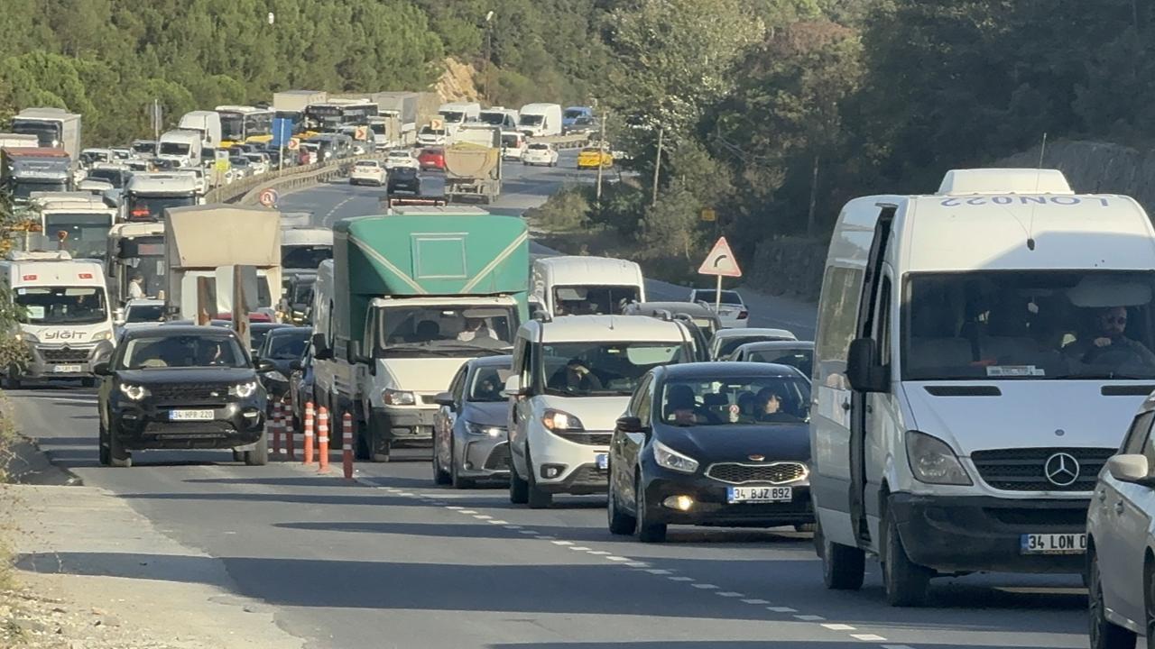 Arnavutköy'de trafik kilitlendi!