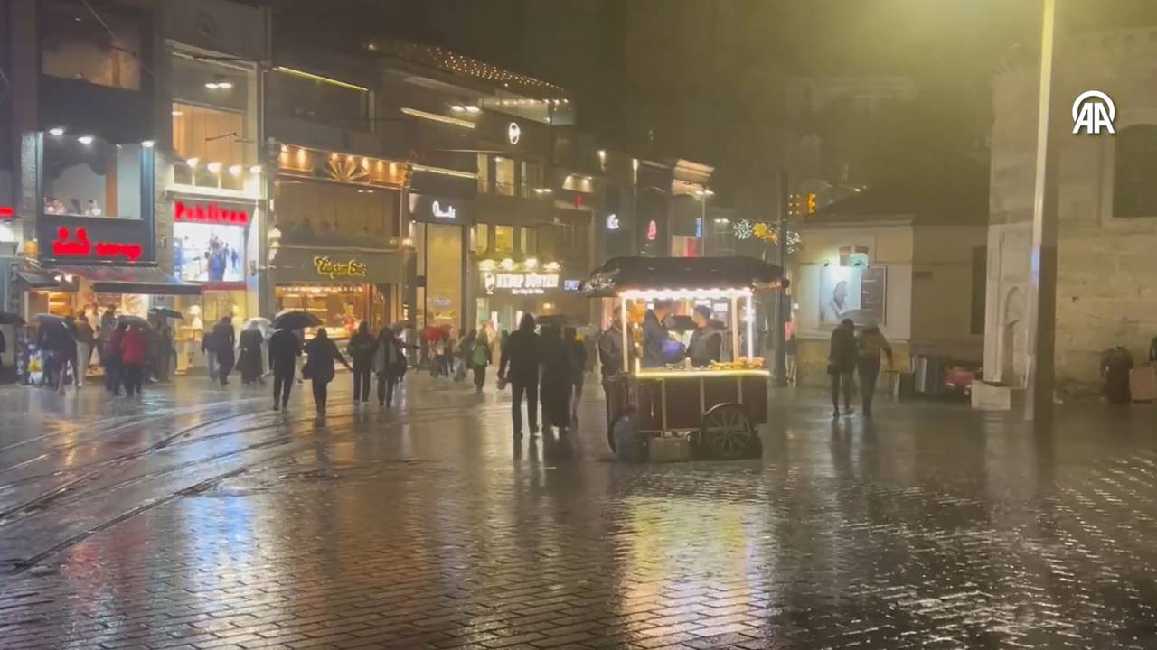 İstanbul'da sağanak: Trafikte yoğunluk oluştu