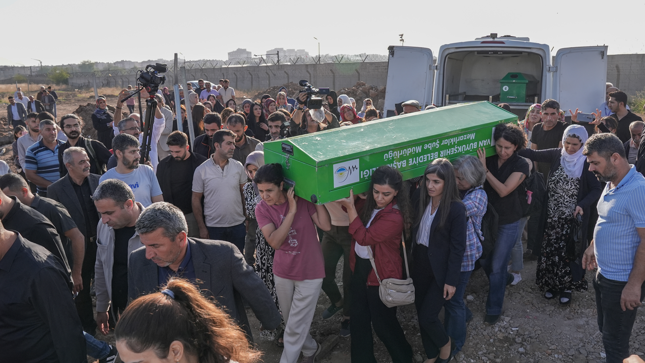 Cesedi bulunan Rojin Kabaiş Diyarbakır'da defnedildi