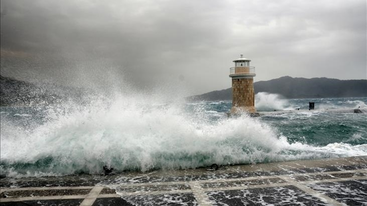 Akdeniz'in batısı ve Karadeniz'in doğusunda fırtına bekleniyor