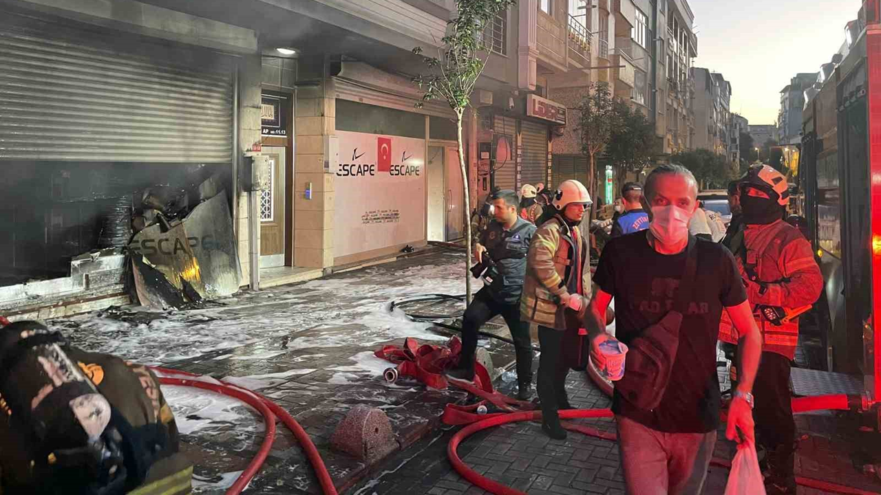 Zeytinburnu'nda 12 katlı binada yangın!