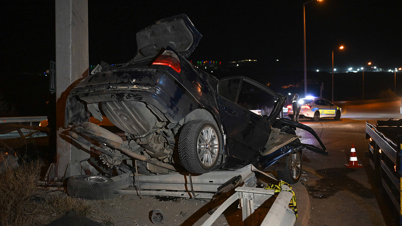 Ankara'da otomobil yön tabelası direğine çarptı: 4 ölü