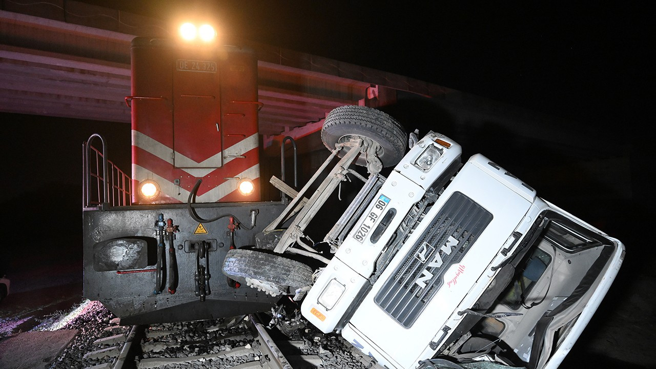 Edirne'de yolcu treni raylarda bırakılan beton pompası aracına çarptı