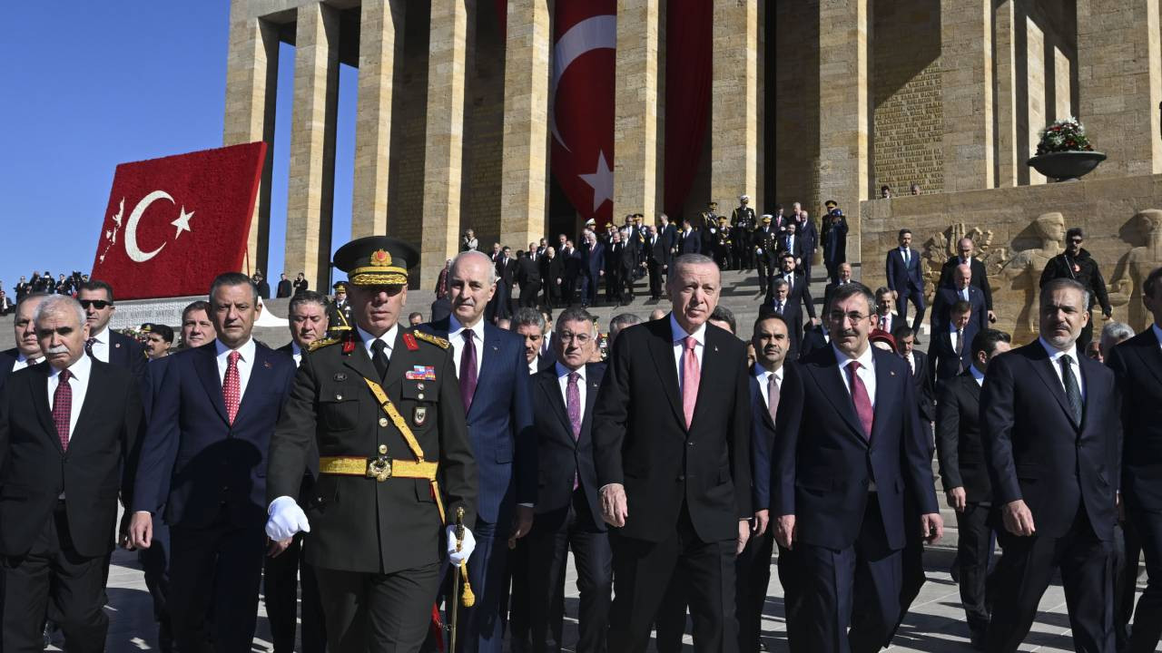 Devlet erkanı Anıtkabir'de