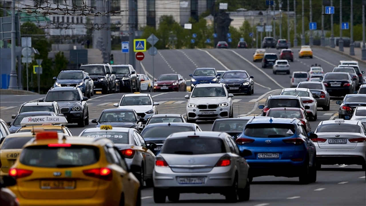 Artan kredi maliyetleri Rus otomotiv sektörünü nasıl etkileyecek?