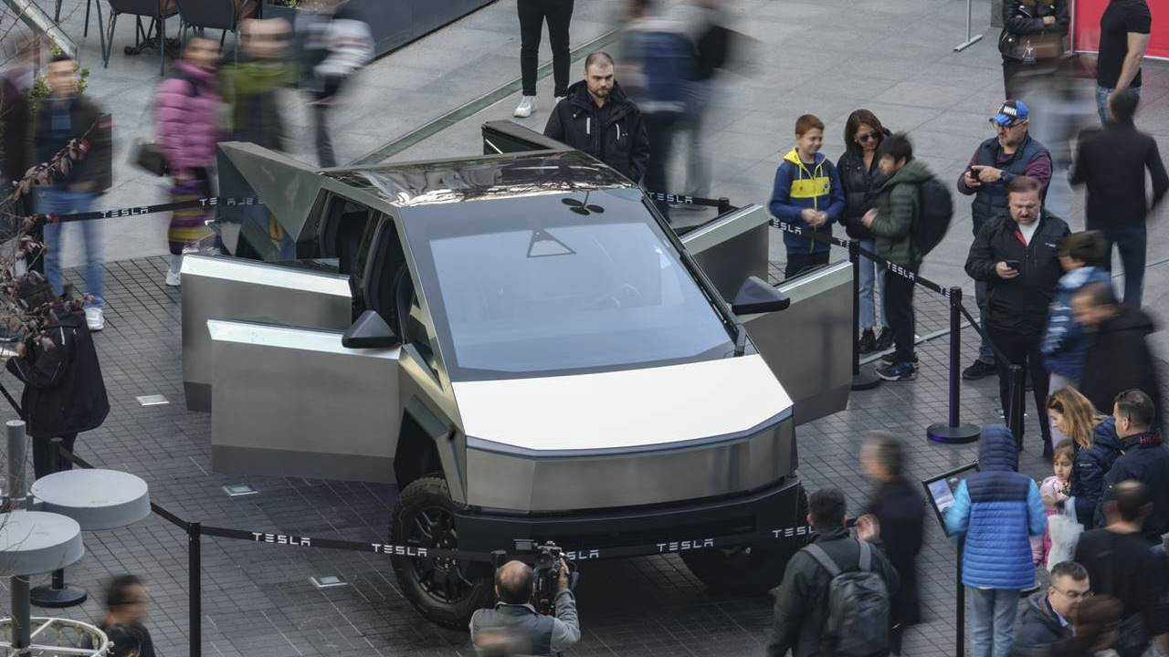 Tesla, Cybertruck'ları altıncı kez geri çağırıyor