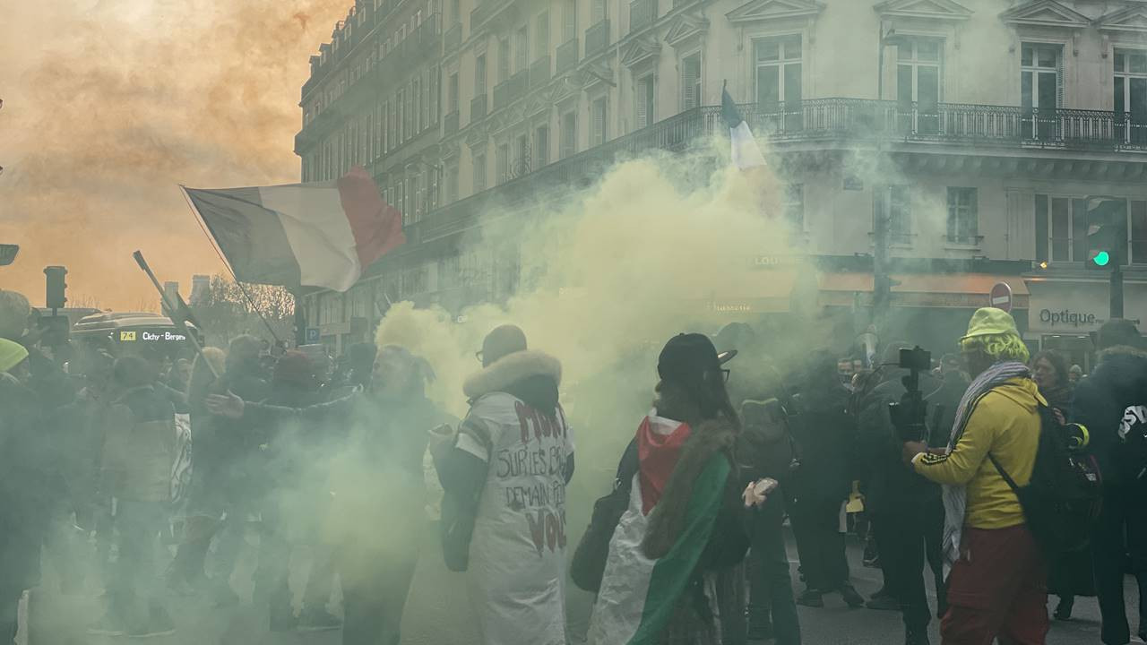 'Sarı yelekliler' bir kez daha Paris sokaklarında!