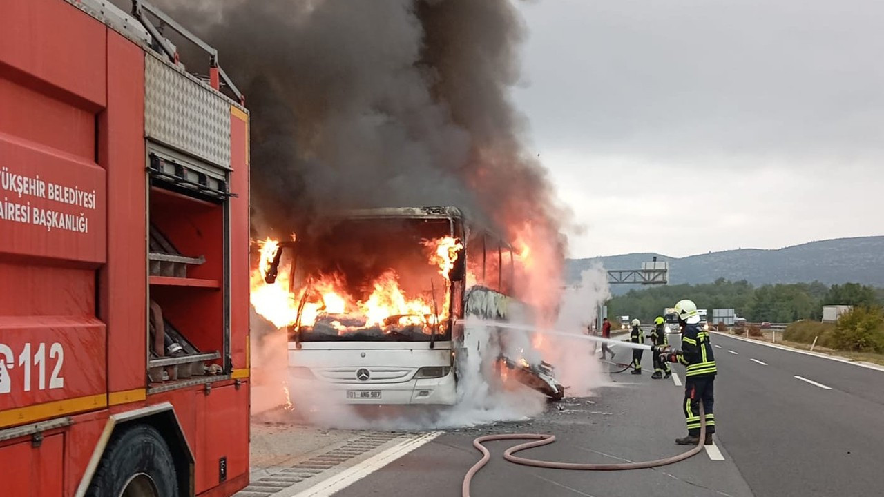 Mersin’de otobüs seyir halindeyken yandı