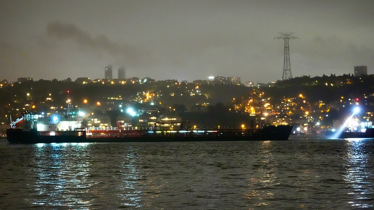 İstanbul Boğazı'nda gemi trafiği çift yönlü açıldı