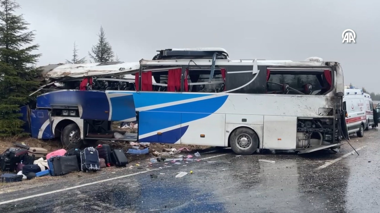 Eskişehir'de yolcu otobüsü devrildi: Ölü ve yaralılar var!