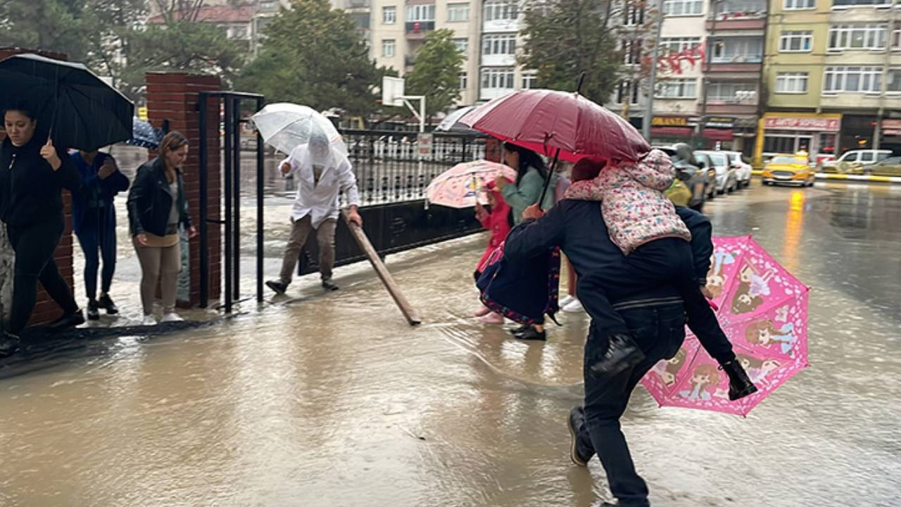 Antalya'da turuncu alarm! Taşımalı eğitime 1 gün ara verildi