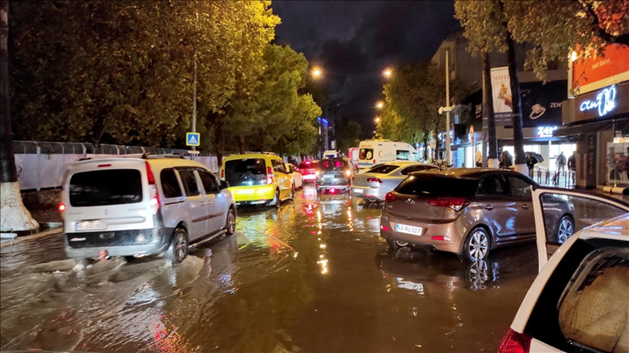 Antalya'da turuncu kod uyarısı sürüyor! Yağışta mahsur kalan 403 kişiyi tahliye edildi