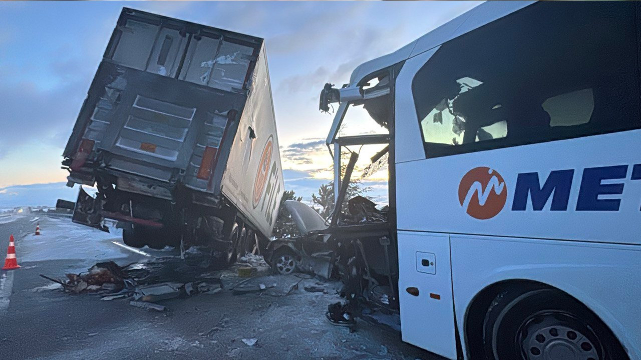 Afyonkarahisar'da zincirleme trafik kazası: 30 yaralı