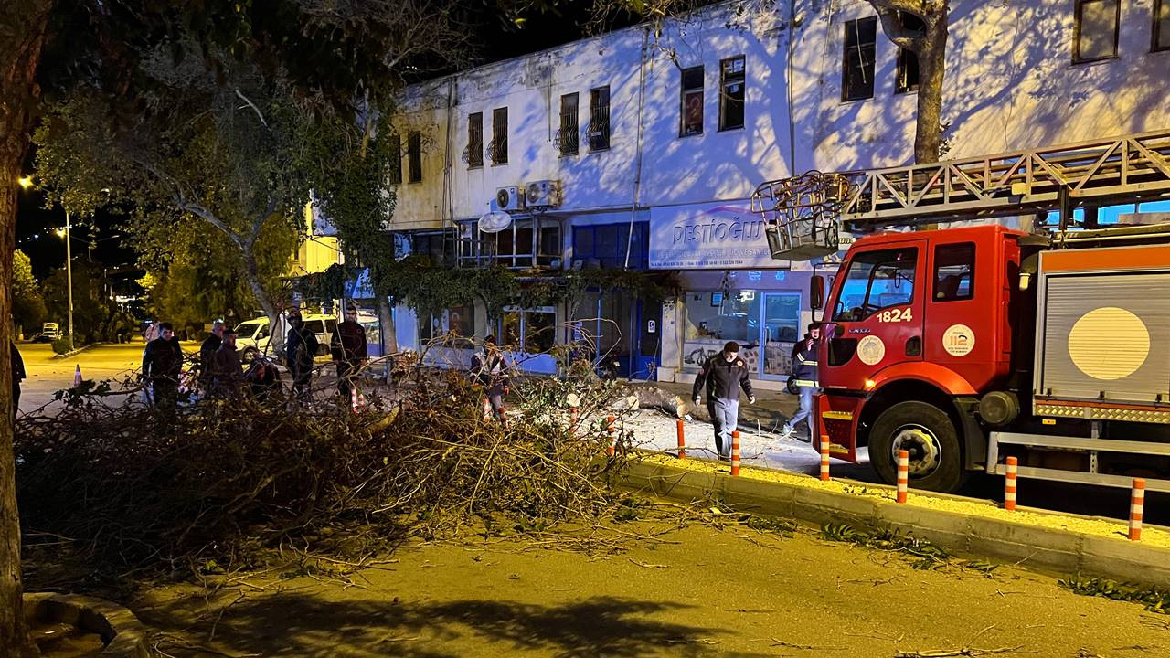 Antalya'da dört ilçede hem sağanak hem hortum!