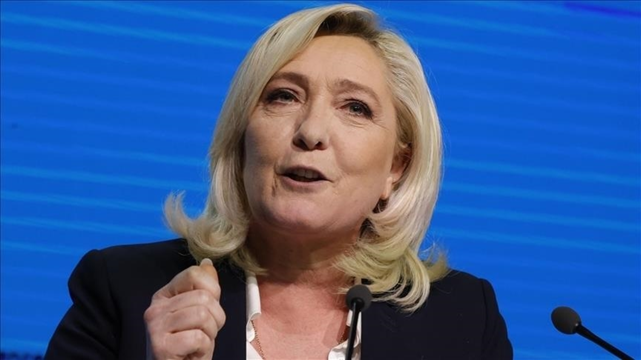 Fransa'da bütçe görüşmesi gerilimi büyüyor! Le Pen'den Hükümet'e tehdit...