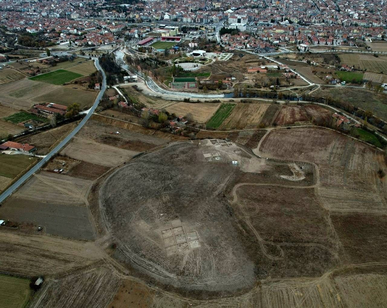 Tavşanlı Höyük'te 3 bin 200 yıllık objeler keşfedildi! Yangın sayesinde korunmuşlar - Sayfa 1