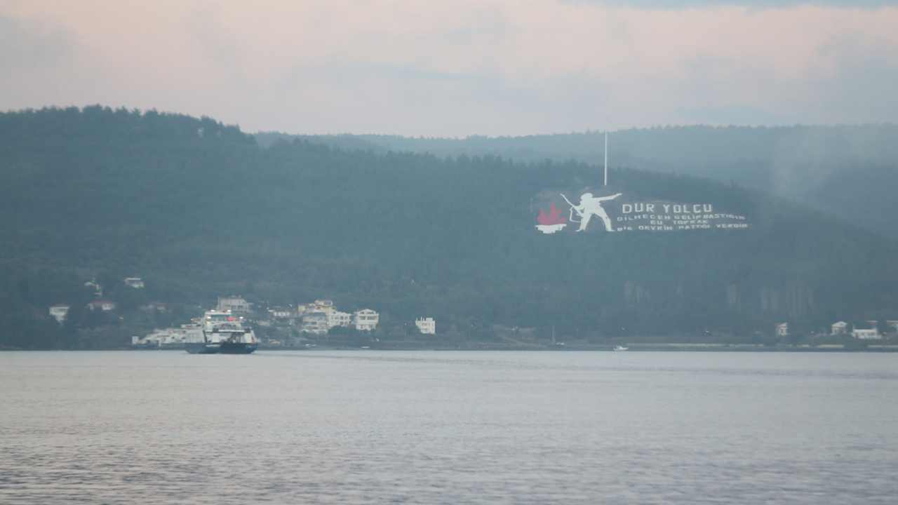 Çanakkale Boğazı'nda transit gemi geçişlerine sis engeli