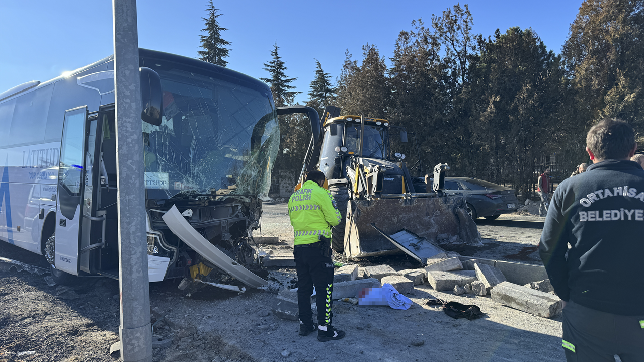 Turist otobüsü ile iş makinesi çarpıştı! Biri ağır 6 kişi yaralandı