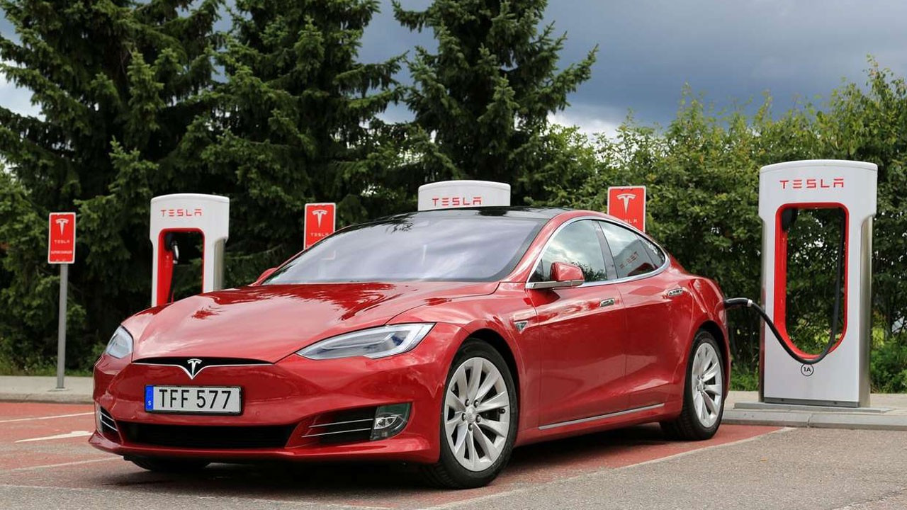 Tesla, ABD'de yaklaşık 700 bin aracı geri çağırdı