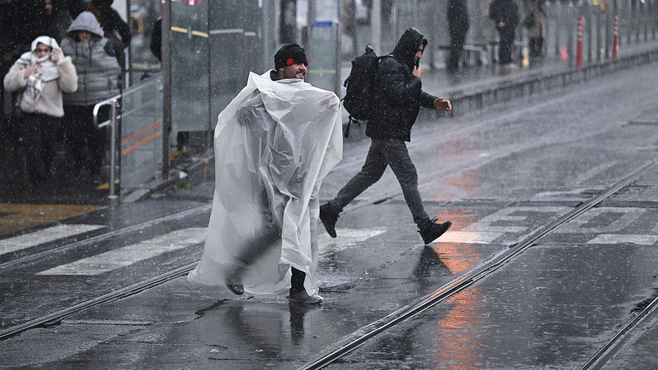 İstanbul’da sağanak yağış: İş yerlerini su bastı