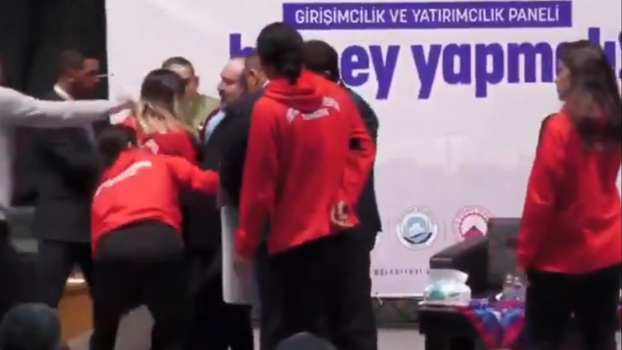 Panik dolu anlar! Yemeksepeti Kurucusu Nevzat Aydın sahnede fenalaştı