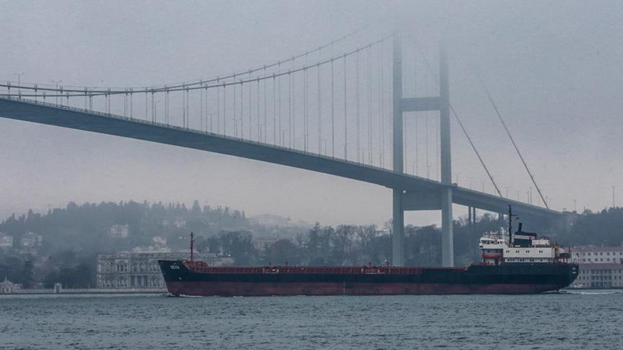 İstanbul Boğazı transit geçişe çift yönlü kapatıldı