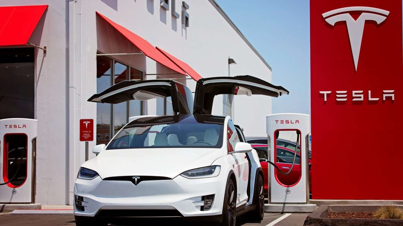 Tesla, rakip ülkedeki 1,2 milyon aracını geri çağırıyor!