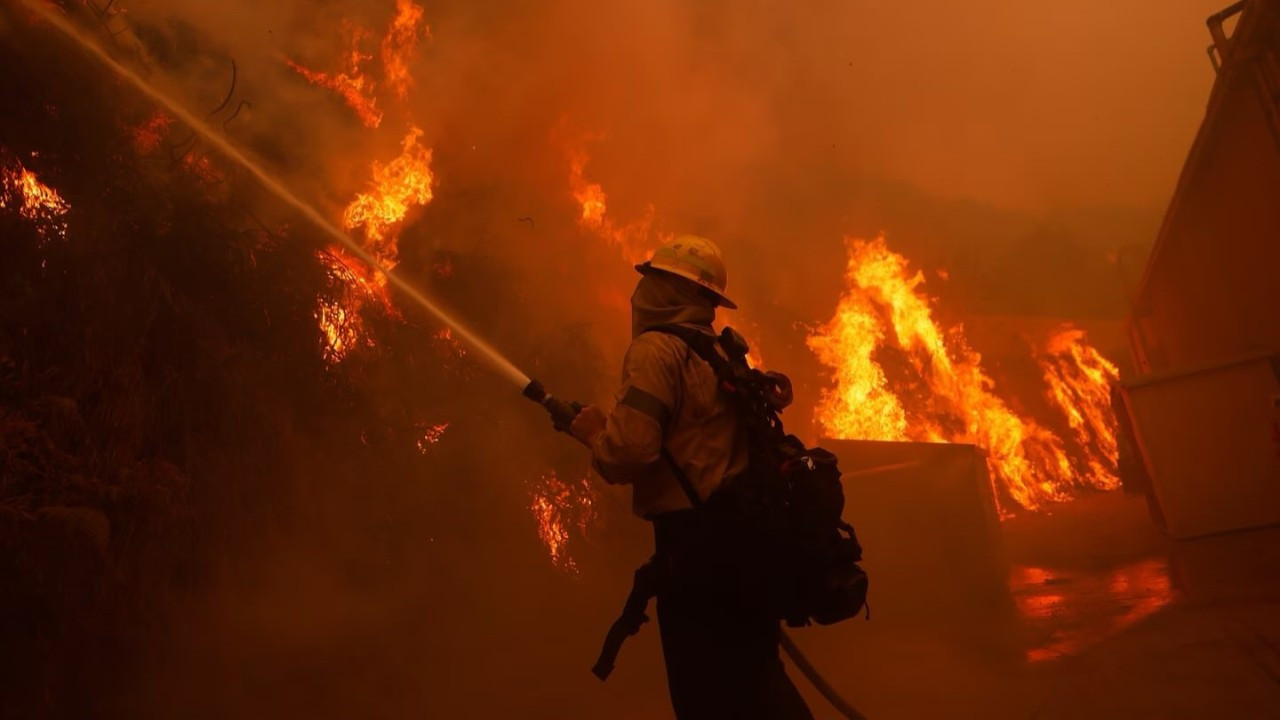 ABD'de yangın paniği! California'da 30 bin kişiye tahliye emri verildi