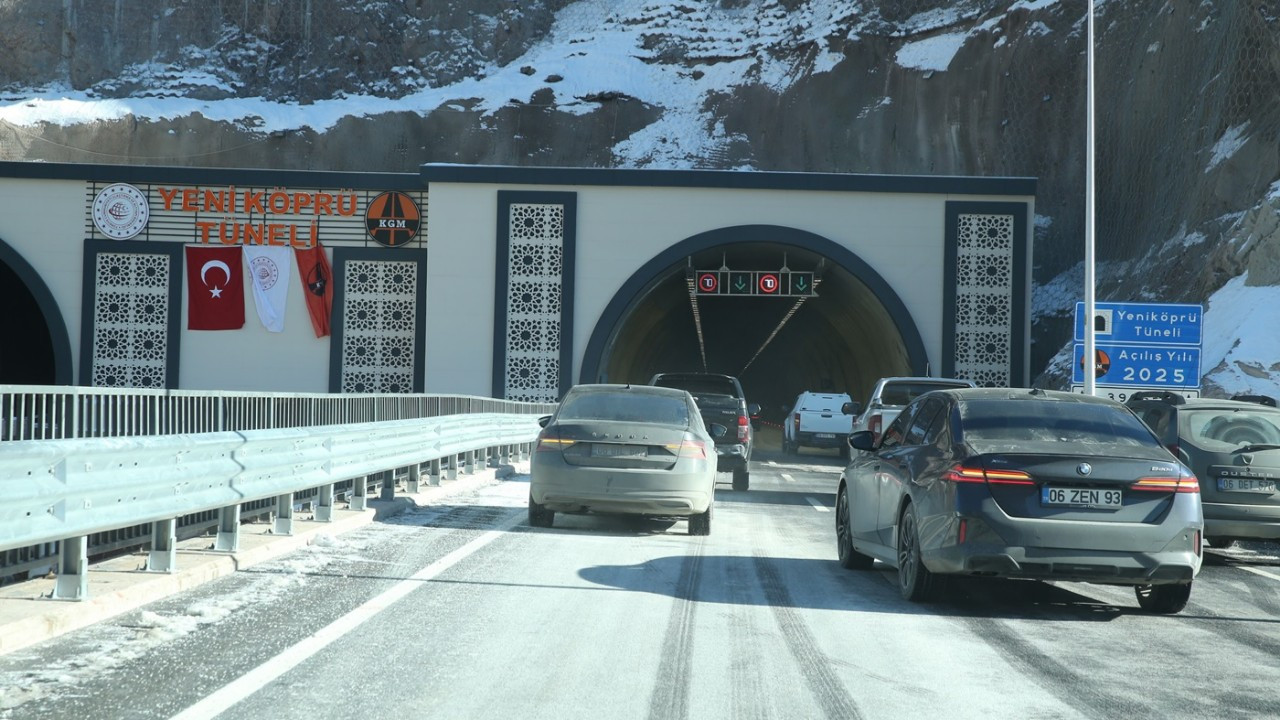 Bakan Uraloğlu duyurdu! Yeniköprü Tüneli trafiğe açıldı: Seyahat süresi 18 dakika kısaldı