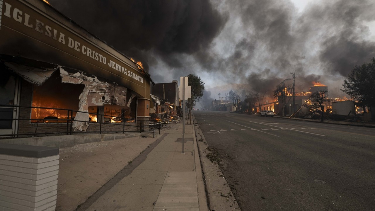 Los Angeles'ta 150 bin kişiye tahliye emri... Yangınlarda ölü sayısı artıyor