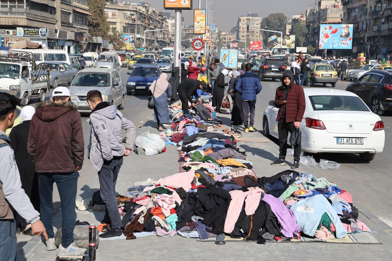 Suriye'de ikinci el yasağı kalktı, 20 dolarlık bot 1 dolara indi! Türkiye'den de alışverişe gittiler - Sayfa 4