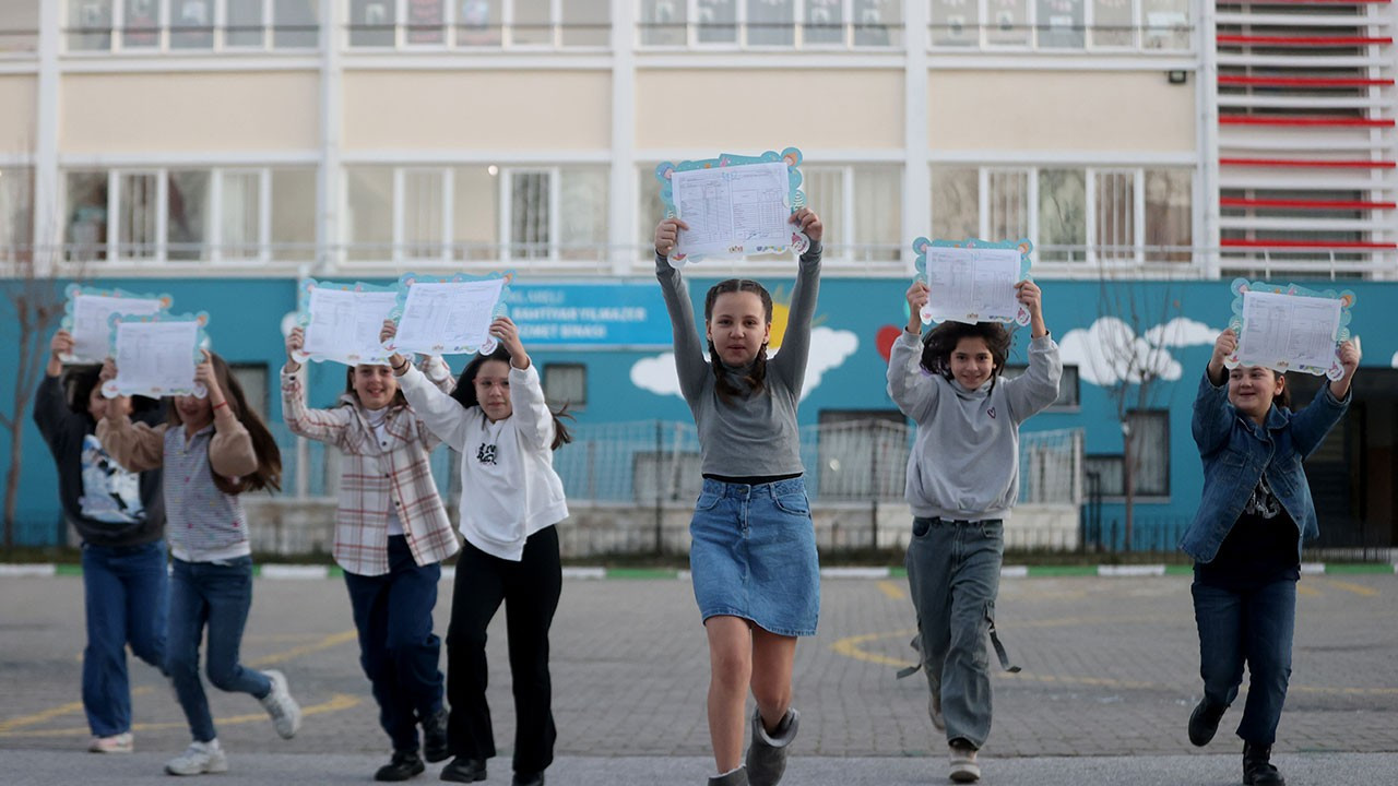 20 milyon öğrenci için karne zili bugün çalacak