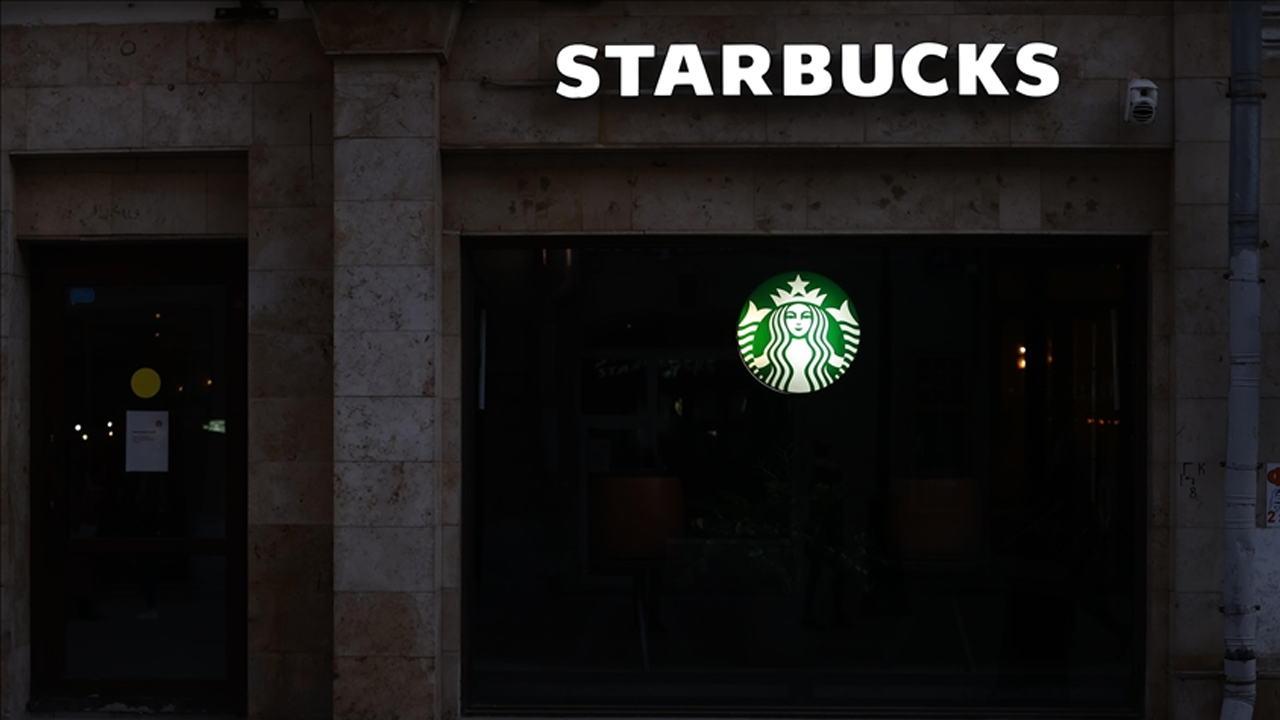 Türkiye'de de şubeleri bulunan Starbucks işten çıkarmalara başlıyor