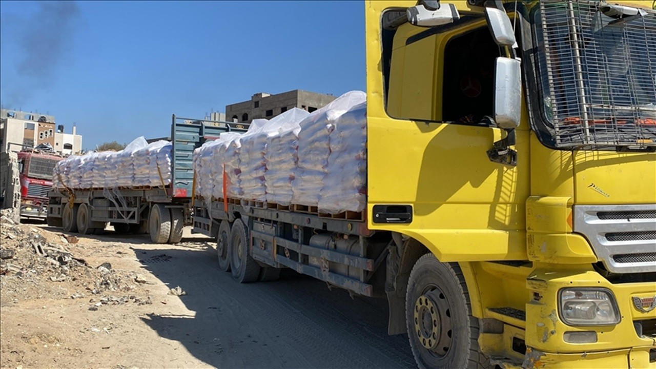 BM verileri açıkladı! Ateşkesin ilk gününde yüzlerce insani yardım tırı Gazze'ye ulaştı