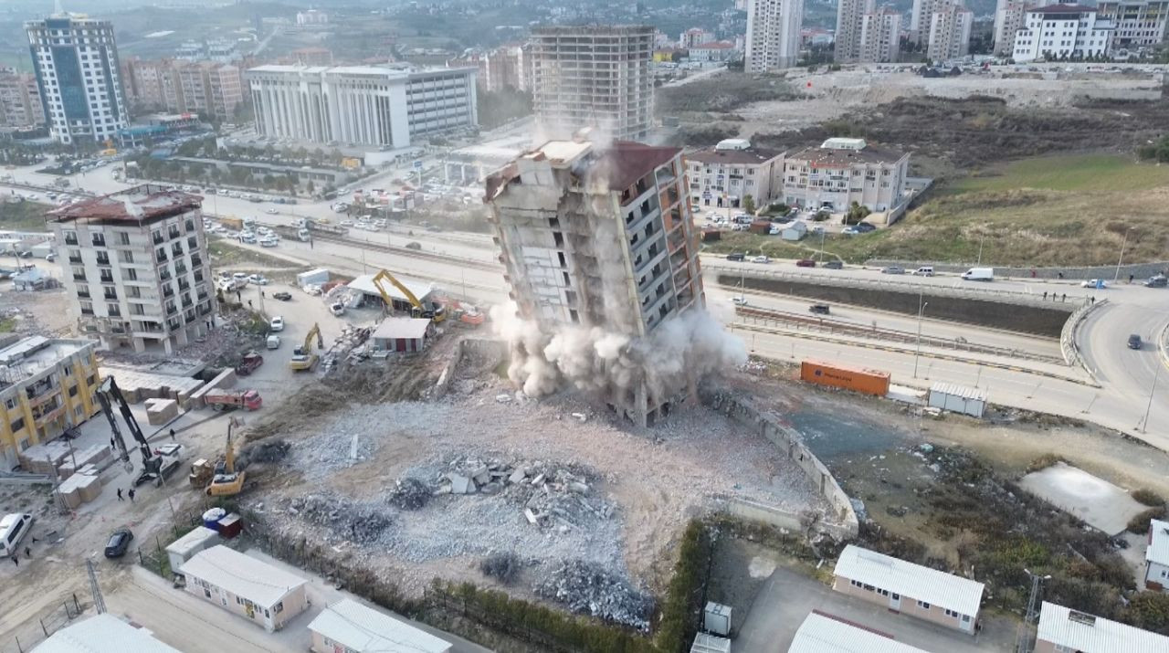 Hatay'da 14 katlı bina yıkıldı, vatandaşlar 'Deprem gibi sarstı, 6 Şubat'a döndük' dedi - Sayfa 1