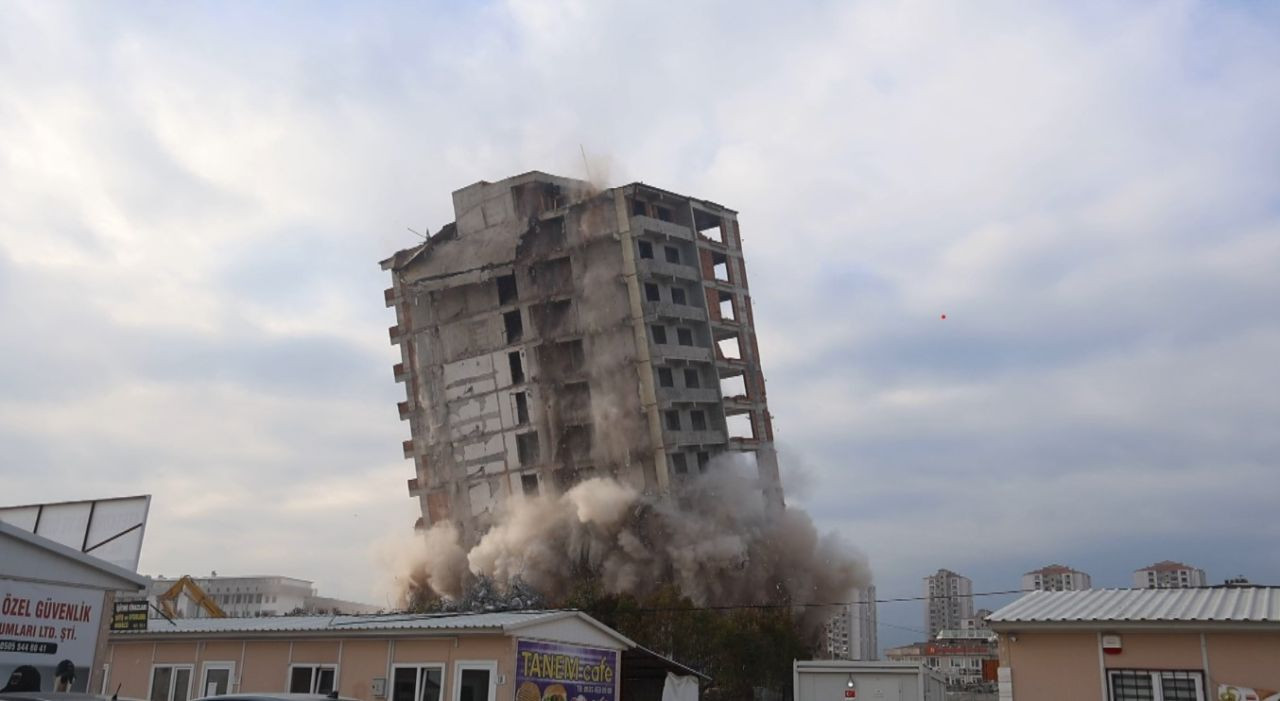 Hatay'da 14 katlı bina yıkıldı, vatandaşlar 'Deprem gibi sarstı, 6 Şubat'a döndük' dedi - Sayfa 2