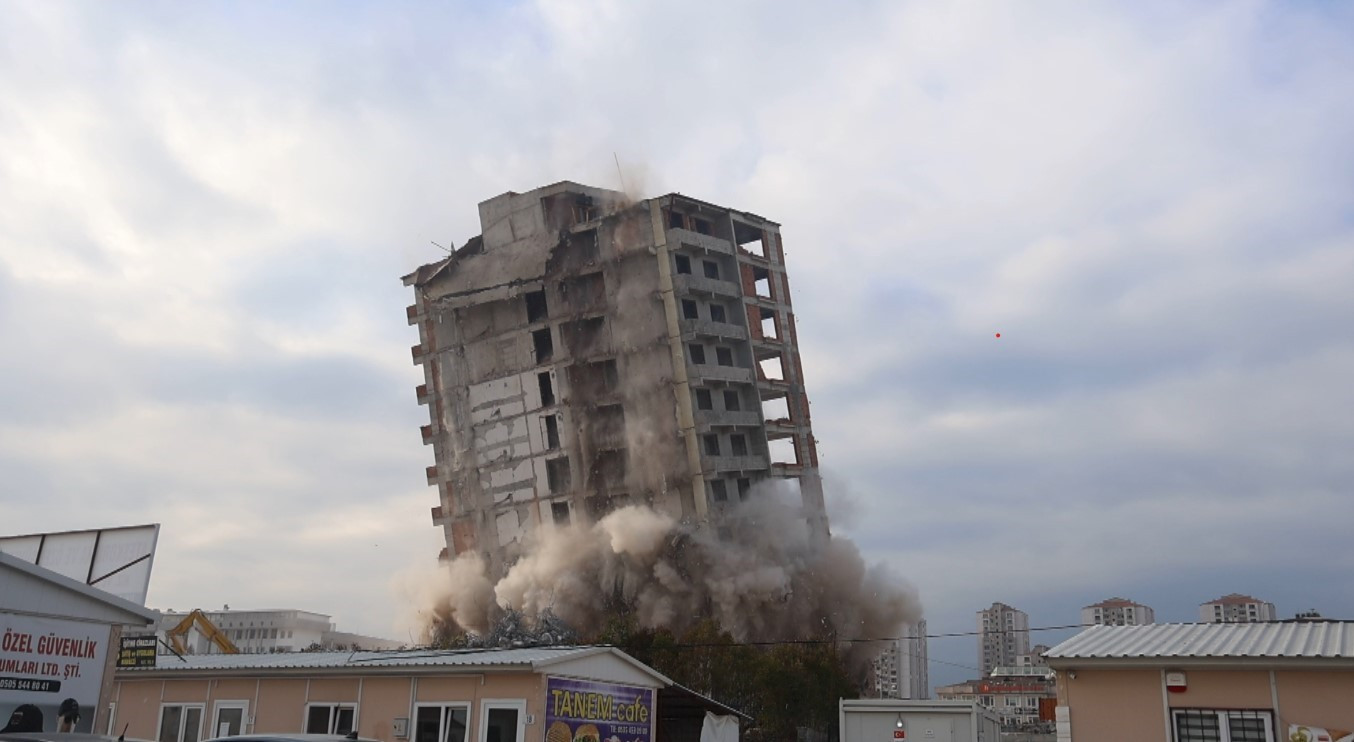 Hatay'da 14 katlı bina yıkıldı, vatandaşlar o güne geri döndü