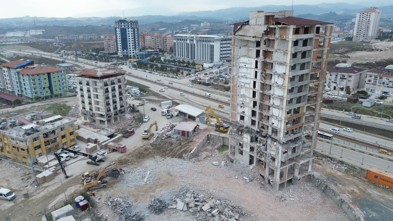 Hatay'da 14 katlı bina yıkıldı, vatandaşlar 'Deprem gibi sarstı, 6 Şubat'a döndük' dedi - Sayfa 3